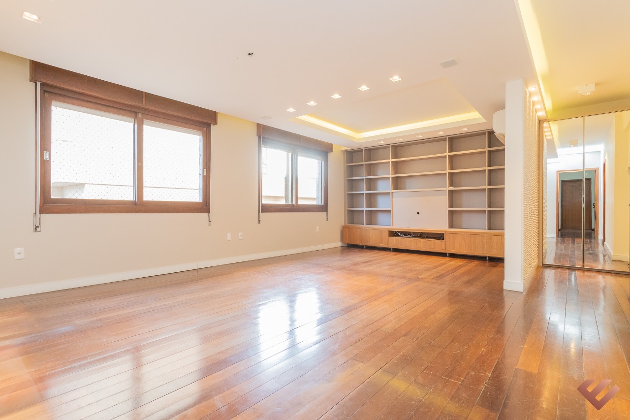 Sala de estar reformada com iluminação natural